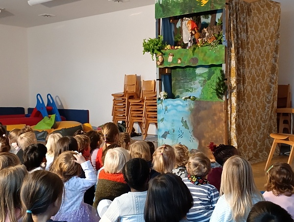 Puppentheater „Die kleine Umwelthexe“ begeistert Kindergartenkinder von St. Josef Traunstein