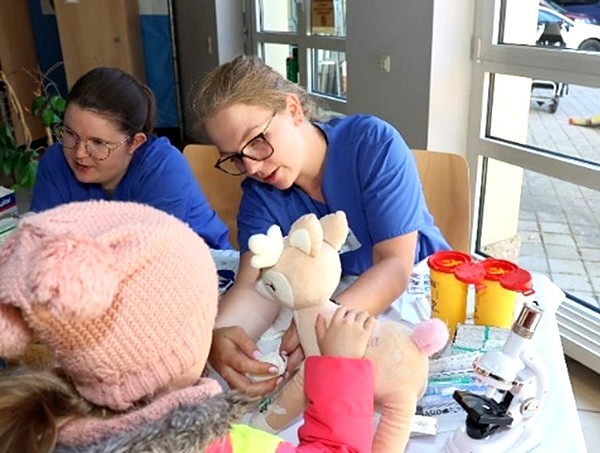 Teddyklinik zeigt Kindergartenkindern, dass sie keine Angst vor dem Krankenhaus haben müssen